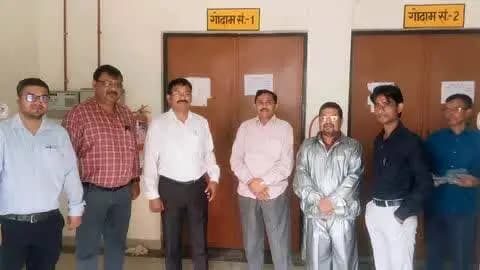 बहराइच: जिला निर्वाचन कार्यालय में फर्स्ट लेवल चेकिंग की तैयारी के लिए राजनीतिक दलों की उपस्थिति में खोला गया ईवीएम वेयरहाउस