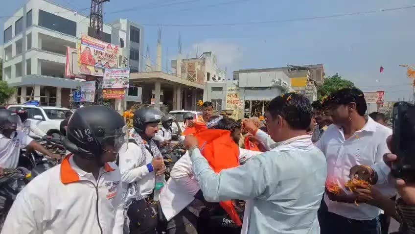 वार्ड 121 से जीत के बाद नवनिर्वाचित पार्षद निरज अग्रवाल कार्यकर्ताओं, समर्थकों और परिवारजनों ने भव्य जुलूस निकाला गया