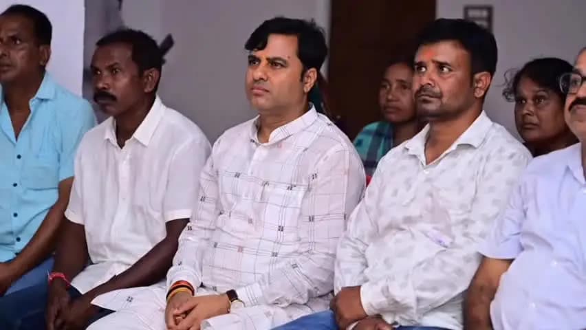 ଝାରସୁଗୁଡା: ପ୍ରଧାନମନ୍ତ୍ରୀ ନରେନ୍ଦ୍ର ମୋଦୀଙ୍କ “ମନ୍ କି ବାତ୍”କୁ ନେଇ ଭଉଁରା ଠାରେ ଝାରସୁଗୁଡା ବିଧାୟକଙ୍କ ଉପସ୍ଥିତିରେ ସ୍ୱତନ୍ତ୍ର କାର୍ଯ୍ୟକ୍ରମ