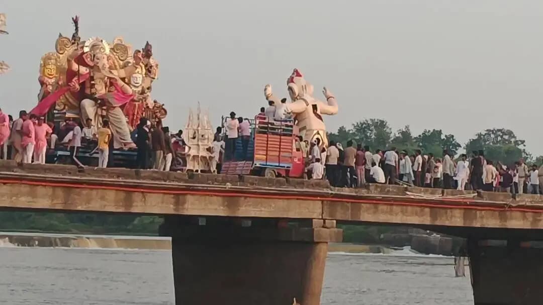 बुरहानपुर नगर: दूसरे दिन भी हतनूर घाट से गणेश प्रतिमाओं का विसर्जन हुआ