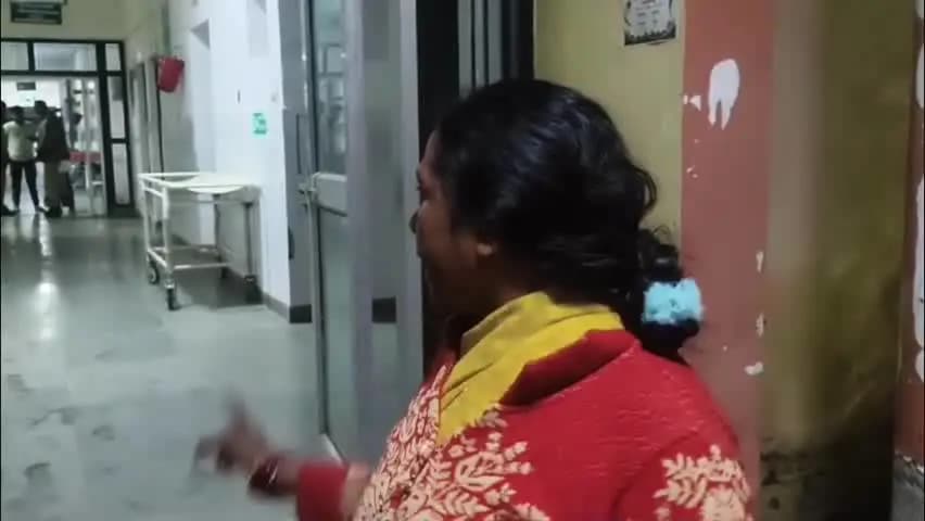 भरथना: बकेवर 50 शैय्या अस्पताल की इमरजेंसी में ईएमओ नदारद, तैनात डॉक्टर सोते मिले, डेढ़ घंटे बाद रेफर करने का आरोप