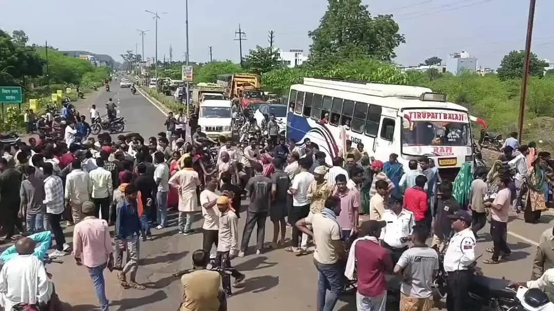 रायसेन: रायसेन में SP कार्यालय के सामने ग्रामीणों का चक्काजाम, धारा 327 हटाने की मांग