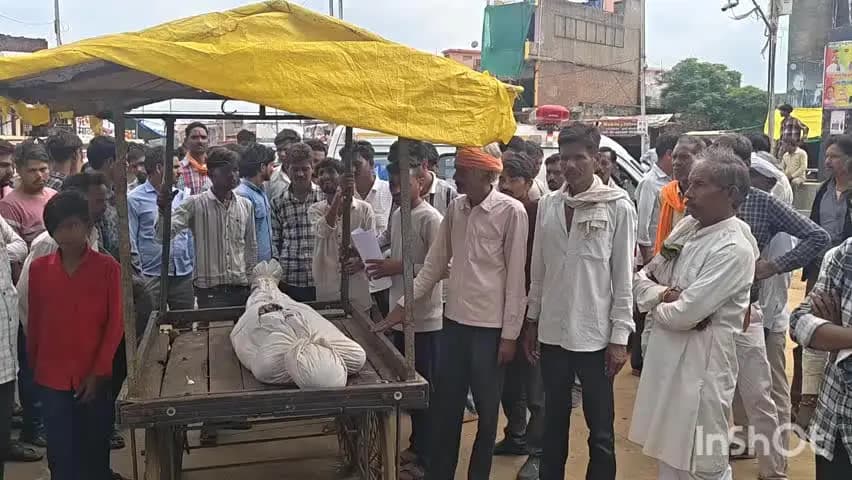 पोहरी: परमिट के बहाने खंभे पर चढ़ाया, करंट से युवक की मौत; चौराहे पर शव रखकर चक्काजाम, लाइनमैन पर FIR की मांग