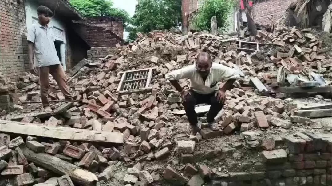 मैनपुरी: अंजनी में बच्चों के साथ घर में सो रहा परिवार, अचानक गिरी दीवार, कुछ देर बाद पूरा मकान जमींदोज हो गया