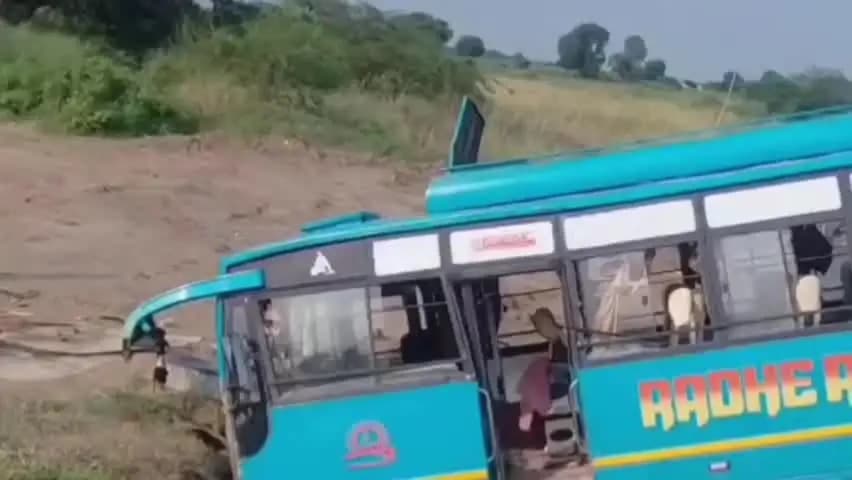 लालगंज: कनोरा पुलिया के पास अनियंत्रित होकर बस खाई में गिरी, कई यात्री घायल, आजमगढ़ एसपी सिटी मधुबन कुमार सिंह का बयान आया