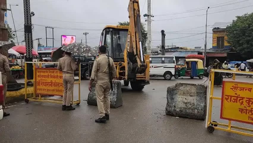 बिसौली: बिसौली के रानेट गांव के करीब सोत नदी भारी बारिश के चलते उफान पर, पुलिस ने इस्लामनगर चौराहे पर बंद कराया रास्ता