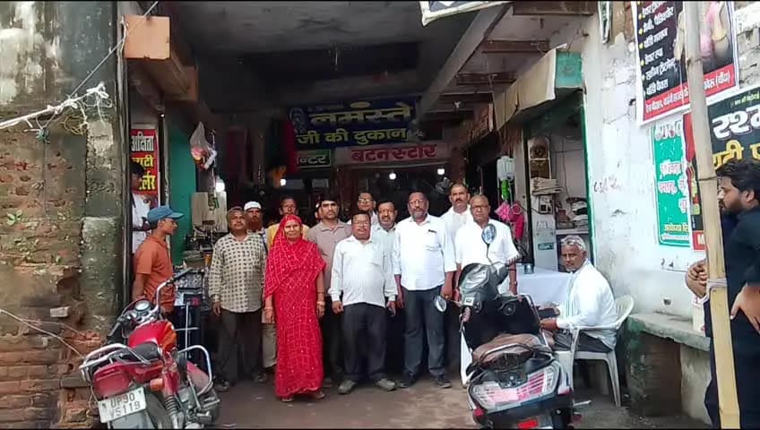बबेरू: बबेरू में चौराहा चौड़ीकरण के नाम पर दुकानदारों के उत्पीड़न का आरोप, सुप्रीम कोर्ट के स्थगन से व्यापारियों को राहत