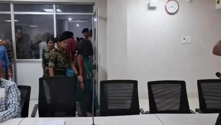 मेदिनीनगर (डालटनगंज): पंकज उरांव हत्याकांड का खुलासा: पत्नी ने 10 लाख की सुपारी देकर रची थी हत्या की साजिश, पत्नी समेत 7 गिरफ्तार