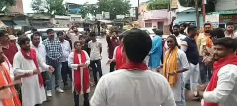 भदोही: भदोही सेवा संकल्प अभियान के तहत नुक्कड़ नाटक, किसानों से फसल बीमा क्लेम की अपील की गई