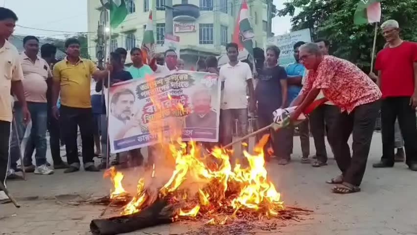 বসিরহাট ১: জ্ঞানেশ কুমারের পদত্যাগের দাবিতে বসিরহাটে কুসা পুতুল দহ করলেন কংগ্রেসের কর্মীরা