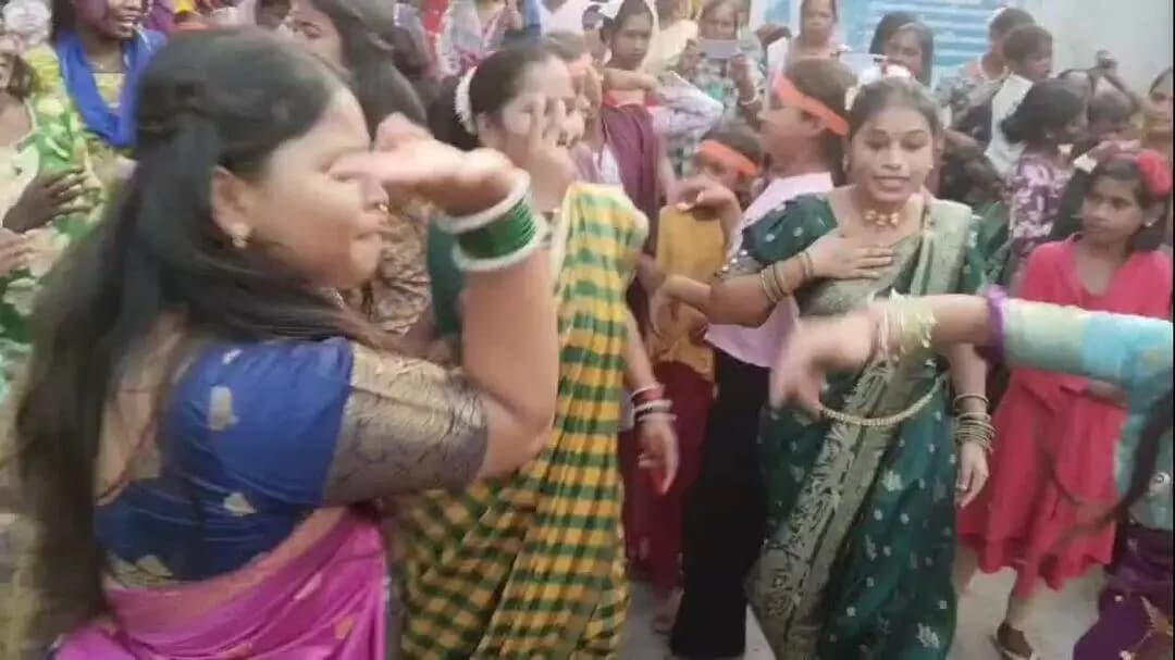 चांपा: चांपा नगर के घोघरानाला में मोहल्ले वासियों द्वारा भगवान विघ्नहर्ता की मूर्ति का विसर्जन किया गया, पार्षद भी शामिल