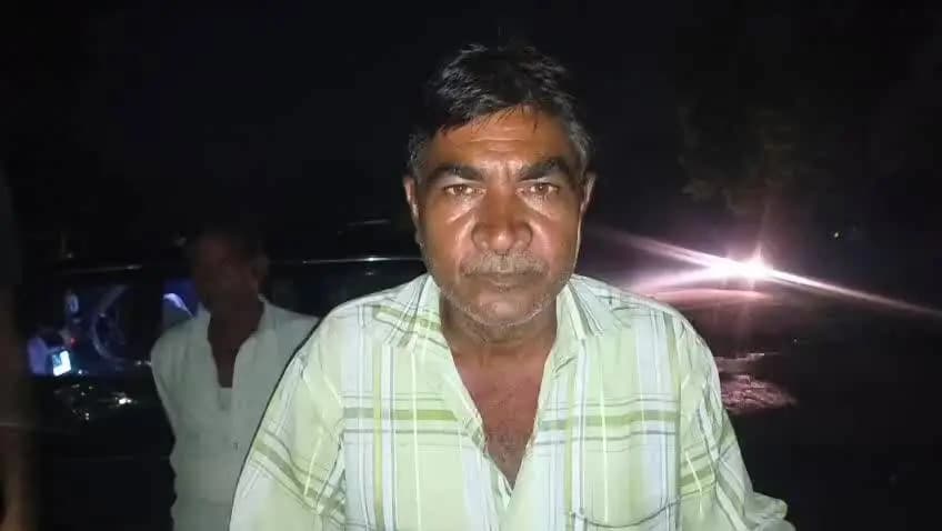 महरौनी: ग्राम छपरट निवासी पशुपालक ने गांव के नामजद व्यक्ति पर 1 वर्ष के भैंस के बछड़े पर कुल्हाड़ी से हमला करने का आरोप लगाया