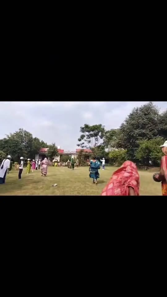 विश्व पर्यटन दिवस के अवसर पर लाडपुरा-राधापुर-बागन में महिलाओं ने दिखाया उत्साह और हुनर"
--
कलेक्टर श्रीमती जमुना भिड़े के निर्देशन में एवं जिला पंचायत सीईओ तथा प्रभारी अधिकारी डीएटीसीसी श्री रोहन सक्सेना के मार्गदर्शन में विश्व पर्यटन दिवस पर्यटन ग्राम लाडपुरा, राधापुर एवं बागन में विशेष कार्यक्रम का आयोजन किया गया। कार्यक्रम का आयोजन मध्य प्रदेश टूरिज्म बोर्ड द्वारा संचालित ग्रामीण पर्यटन परियोजना एवं महिलाओं हेतु सुरक्षित पर्यटन स्थल परियोजना के अंतर्गत हरितिका संस्था के सहयोग से किया गया।
कार्यक्रम में क्षेत्र के विभिन्न होम-स्टे के हितग्राहियों, ग्रामीण महिलाओं तथा परियोजना से जुड़ी महिलाओं ने उत्साहपूर्वक भाग लिया। कार्यक्रम में शक्ति सिंह महिला कल्याण समिति के फेडरेशन के सदस्यों एवं पदाधिकारियों ने भी सहभागिता की। इस दौरान महिलाओं के लिए विभिन्न मनोरंजक एवं खेल प्रतियोगिताएं आयोजित की गईं। इनमें कुर्सी दौड़, गुब्बारा दौड़ तथा महिला क्रिकेट प्रतियोगिता प्रमुख रहीं। प्रतियोगिताओं में महिलाओं ने बढ़-चढ़कर हिस्सा लिया और पूरे उत्साह के साथ अपनी प्रतिभा का प्रदर्शन किया।
कार्यक्रम के उद्देश्य की जानकारी देते हुए हरितिका संस्था की टीम लीडर मनोज नायक ने बताया कि विश्व पर्यटन दिवस के अवसर पर देश-दुनिया के विभिन्न स्थानों पर पर्यटन के प्रति जागरूकता बढ़ाने के लिए कार्यक्रम आयोजित किए जाते हैं। इसी उद्देश्य को ध्यान में रखते हुए लाडपुरा, राधापुर एवं बागन में भी कार्यक्रम आयोजित किया गया। उन्होंने कहा कि ग्रामीण पर्यटन को बढ़ावा देने के साथ-साथ महिलाओं की भागीदारी, आत्मविश्वास और नेतृत्व क्षमता को मजबूत करना भी परियोजना का महत्वपूर्ण उद्देश्य है। उन्होंने कहा कि प्रतियोगिताओं के माध्यम से महिलाओं को घर की दैनिक जिम्मेदारियों से अलग अपने लिए समय निकालकर खुलकर सहभागिता करने का अवसर मिला। कई महिलाओं ने पहली बार इस तरह की खेल गतिविधियों में भाग लिया। महिलाओं के चेहरे पर उत्साह और खुशी साफ दिखाई दी। उन्होंने खेलों के माध्यम से न केवल मनोरंजन किया, बल्कि यह संदेश भी दिया कि महिलाएं हर क्षेत्र में अपनी प्रतिभा और क्षमता का प्रदर्शन कर सकती हैं।
कार्यक्रम के दौरान ग्रामीण पर्यटन, होम-स्टे गतिविधियों तथा महिलाओं की पर्यटन क्षेत्र में बढ़ती भागीदारी पर भी चर्चा की गई। आयोजन में उपस्थित महिलाओं ने कहा कि इस प्रकार के कार्यक्रम उन्हें आगे बढ़ने, आत्मविश्वास बढ़ाने और अपनी प्रतिभा दिखाने का अवसर प्रदान करते हैं।
विश्व पर्यटन दिवस का यह आयोजन ग्रामीण पर्यटन को महिला सशक्तिकरण, सामुदायिक सहभागिता और स्थानीय प्रतिभाओं के विकास से जोड़ने की दिशा में एक सकारात्मक पहल के रूप में सामने आया।
CM Madhya Pradesh Dr Mohan Yadav Jansampark Madhya Pradesh Madhya Pradesh Tourism #WorldTourismDay #homestay