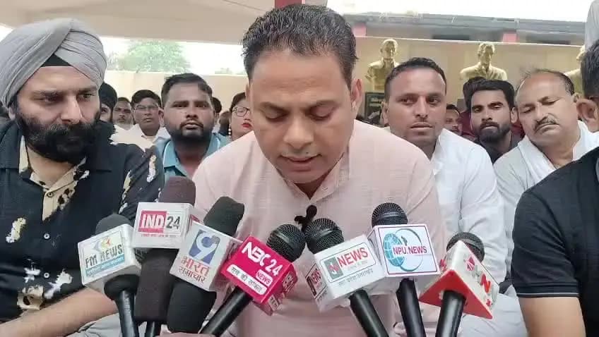 खटीमा: खटीमा में जीएसटी के विरोध में उतरे व्यापारियों के धरने पर पहुंचे कांग्रेस विधायक भुवन कापड़ी, सरकार पर लगाए गंभीर आरोप