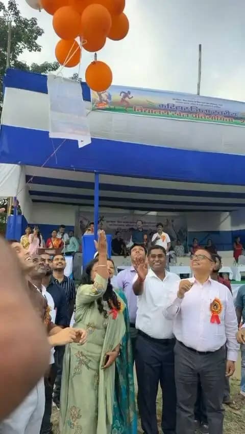 आज दिनांक 27.09.2026 के पूर्वाह्न 11:00 बजे खेल विभाग, बिहार राज्य खेल प्राधिकरण, पटना एवं जिला प्रशासन के संयुक्त तत्त्वाधान में जिला स्तरीय विद्यालय बालक / बालिका अंडर-14/17/19 खेल प्रतियोगिता, 2026 का शुभारंभ अपर समाहर्त्ता, कटिहार द्वारा कोशी रेलवे फुटबॉल स्टेडियम, न्यू कॉलोनी, कटिहार में हुआ। इस अवसर पर अनुमंडल पदाधिकारी, कटिंहार, जिला कला संस्कृति पदाधिकारी, कटिहार, जिला कृषि पदाधिकारी, कटिंहार एवं विभिन्न खेल संघ के प्रतिनिधि उपस्थित थे।
इस वर्ष कटिहार जिला के 154 सरकारी एवं मान्यता प्राप्त निजी विद्यालयों के विभिन्न खेल विधा यथा एथलेटिक्स, कबड्डी, कुश्ती, वुशू, ताईक्वांडों, वॉलीबॉल, भारोत्तोलन, टेबल टेनिस, कराटे, फुटबॉल, बॉक्सिंग इत्यादि खेल विधा के कुल 1394 प्रतिभागी भाग ले रहे हैं।
समाचार लिखे जाने तक एथलेटिक्स 100/200/400 मी० के अंडर-14/17 बालिका वर्ग एवं अंडर - 19 बालक वर्ग तथा शतरंज, वॉलीबॉल, टेबुल टेनिस एवं कबड्डी अंडर-19 बालक एवं बालिका अंडर-19 की प्रतियोगिता संपन्न हो चुकी है।
Information & Public Relations Department, Government of Bihar @topfans #katihar Department of Sports, Government of Bihar