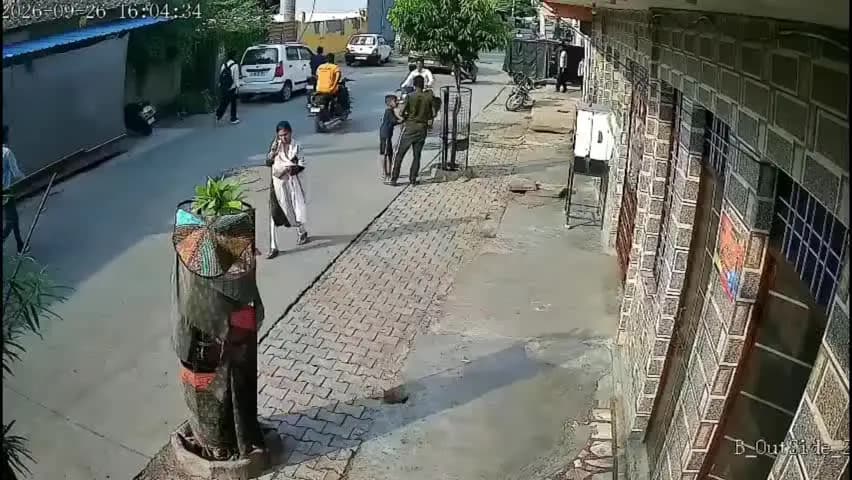 लाडपुरा: कोटा के बापूनगर में आटा चक्की से 50 किलो गेहूं का कट्टा चोरी, CCTV में कैद हुए बाइक सवार दो संदिग्ध
