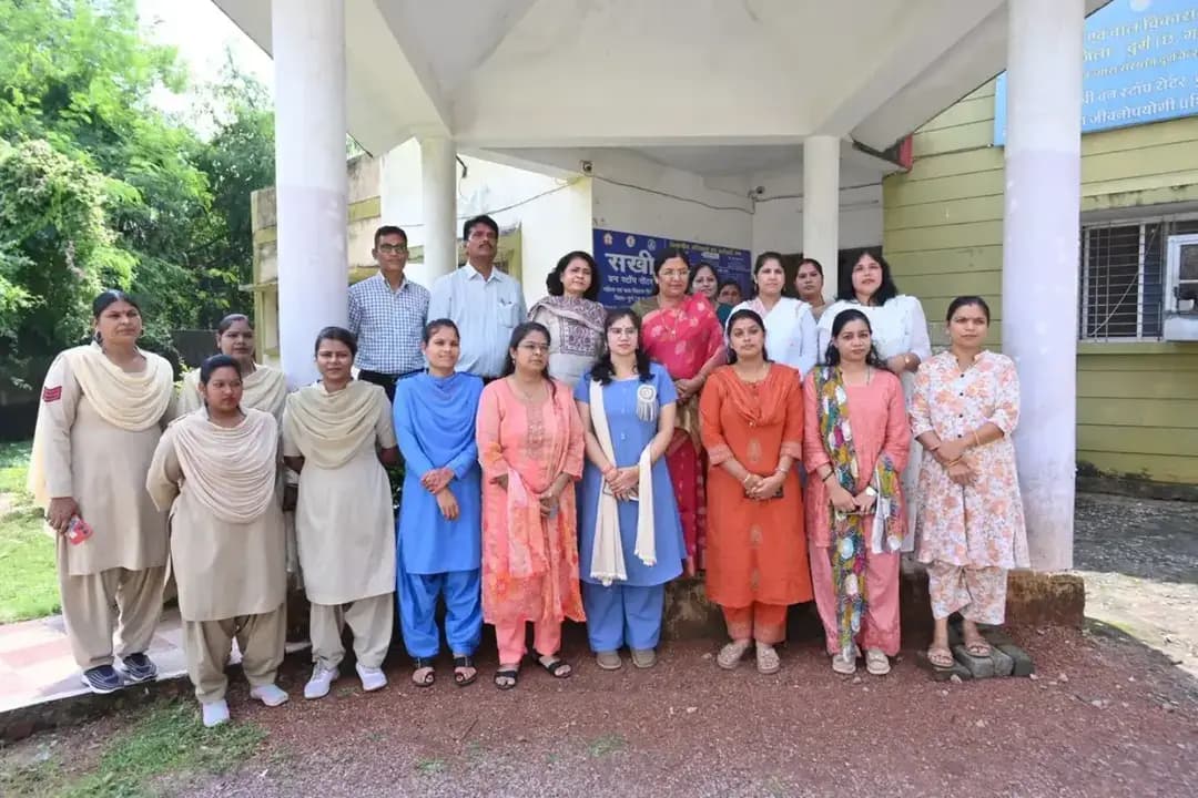 महिलाओं की सुरक्षा और सम्मान के लिए संवेदनशील पहल
केंद्रीय महिला एवं बाल विकास राज्यमंत्री श्रीमती सावित्री ठाकुर ने दुर्ग प्रवास के दौरान सखी वन स्टॉप सेंटर का निरीक्षण कर संकटग्रस्त महिलाओं को उपलब्ध कराई जा रही सेवाओं एवं व्यवस्थाओं का जायजा लिया।
उन्होंने काउंसलिंग, विधिक एवं चिकित्सा सहायता, पुलिस सहायता तथा अस्थायी आश्रय जैसी सुविधाओं की जानकारी लेते हुए महिलाओं को समय पर सुरक्षा, सहायता और पुनर्वास सुविधाएं उपलब्ध कराने के निर्देश दिए।
निरीक्षण के दौरान सेंटर की व्यवस्थाओं, स्वच्छता एवं कर्मचारियों द्वारा किए जा रहे कार्यों की सराहना की।
#सखीवनस्टॉपसेंटर #महिलासशक्तिकरण #महिलासुरक्षा #सेवा_संकल्प_अभियान #sewasankalpabhiyan