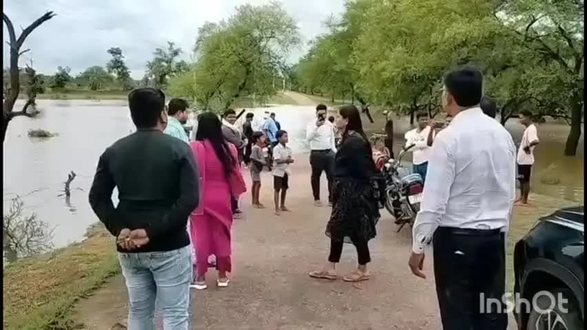 देवकर: बाढ़ प्रभावित करमसेन-सेमरिया गांव का अधिकारियों ने किया निरीक्षण, ग्रामीणों के लिए सामग्री उपलब्ध रखने के दिए निर्देश