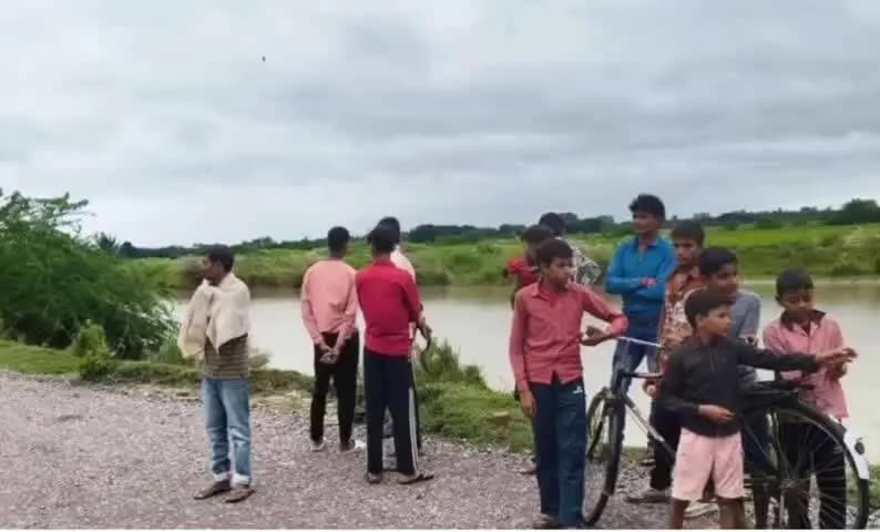 रसूलाबाद: रसूलाबाद अंतर्गत रामगंगा नहर में पेड़ से फंसा मिला अज्ञात पुरुष का शव, पुलिस ने पोस्टमार्टम के लिए भेजा