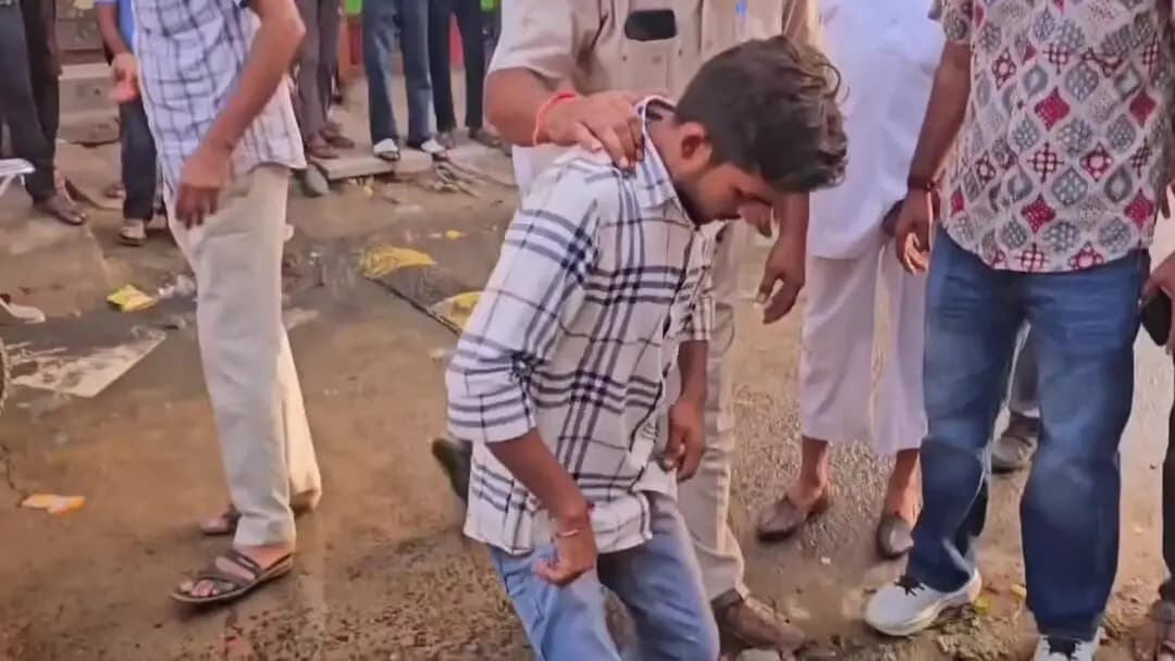 बाड़मेर: वार्ड 23 में खुले सीवरेज गड्ढों में जमा पानी से खतरा, अध्यक्ष ने धरना दिया