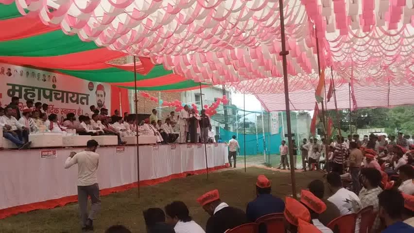 अतरौली: अतरौली के PDA महा पंचायत में पूर्व सांसद चौधरी विजेंद्र सिंह ने कहा- हम तो नेता जी के संग थे