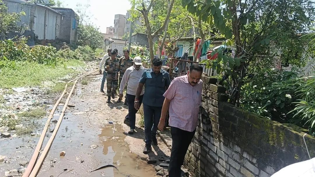 କଟକ ପୌରାଞ୍ଚଳ: କଟକ: କୃଷକ ବଜାର ବସ୍ତିରେ ଜଳମଗ୍ନ ପରିବାରଙ୍କୁ ଭେଟିଲେ ମେୟର