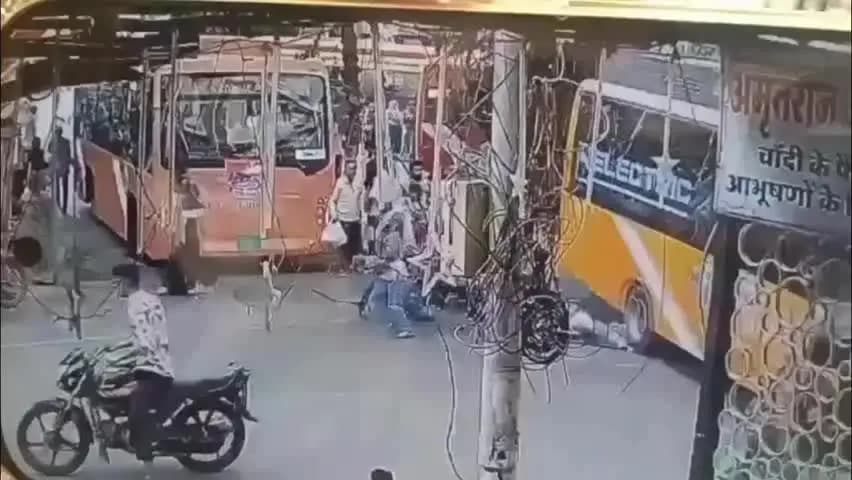 इंदौर: राजवाड़ा पर नई-नवेली भगवा बस ने तीन को कुचला, एक की मौत, दो गंभीर घायल; सीसीटीवी फुटेज सामने आए