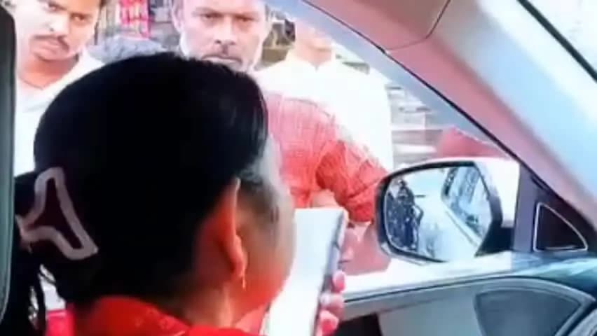 तिलहर: नई बस्ती गौटिया में घरों में घुसा पानी, विधायक ने लिपिक से कहा- संडे मंडे कुछ नहीं, कच्चा नाला तत्काल बनाकर दें