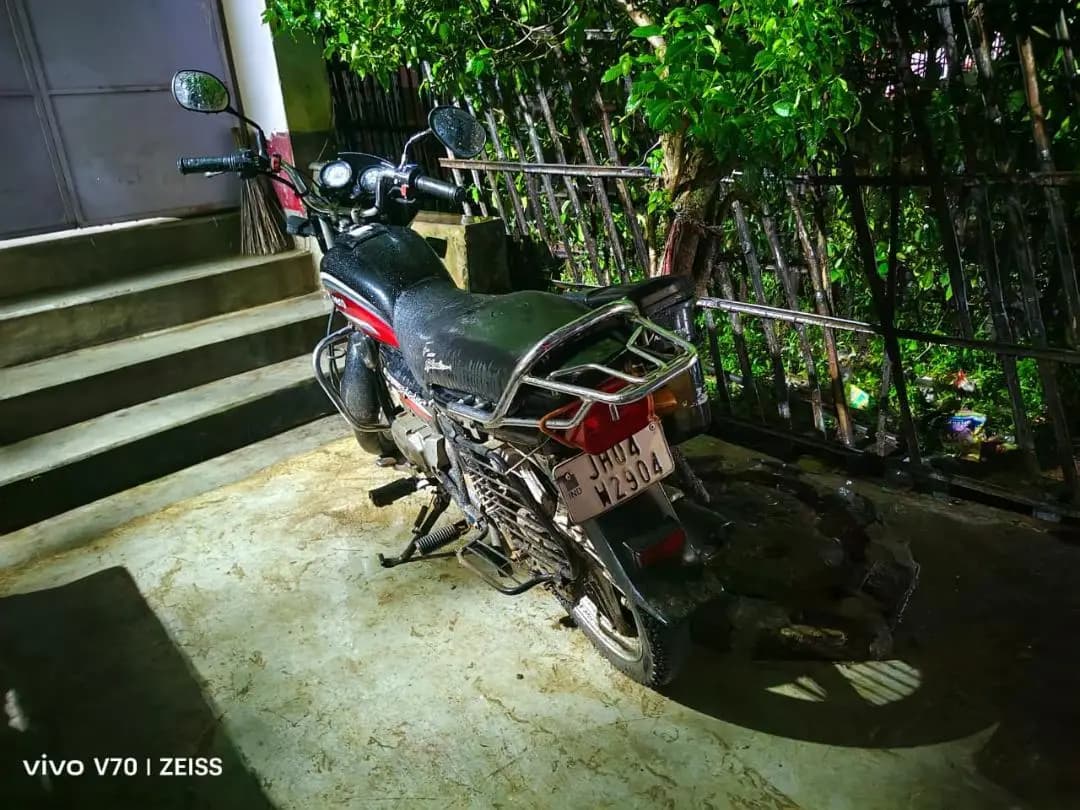 अमड़ापाड़ा: अमड़ापाड़ा में लावारिस हालत में मिली स्प्लेंडर बाइक, पुलिस जांच में जुटी