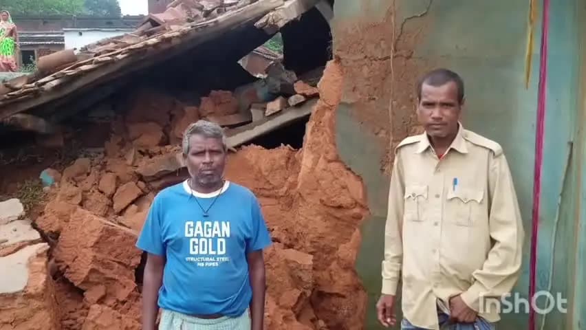 टुंडी: टुंडी के संग्रामडीह में बारिश से दो गरीब आदिवासियों का घर ध्वस्त, बाल-बाल बचा परिवार