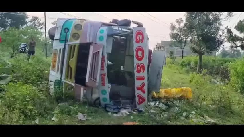 बड़ा मलेहरा: राय ढाबा के पास पलटी गोसिया ट्रेवल्स की बस, आधा दर्जन से अधिक यात्री घायल