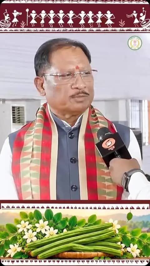 लामकन्हार में दिखी बदलाव और सहभागिता की नई तस्वीर 🇮🇳
अंतागढ़ विकासखंड के ग्राम लामकन्हार में मुख्यमंत्री श्री विष्णुदेव साय ने आत्मसमर्पित नक्सलियों, आदिवासी समाज के लोगों, जनप्रतिनिधियों एवं स्कूली बच्चों के साथ प्रधानमंत्री श्री नरेंद्र मोदी के ‘मन की बात’ के 138वें संस्करण का सामूहिक श्रवण किया।
लंबे समय तक नक्सल गतिविधियों से प्रभावित रहे क्षेत्र में मुख्यमंत्री, आत्मसमर्पित नक्सलियों, ग्रामीणों और बच्चों का एक साथ बैठकर ‘मन की बात’ सुनना सामाजिक बदलाव, संवाद और मुख्यधारा से जुड़ाव की तस्वीर प्रस्तुत करता है।
कार्यक्रम में प्रधानमंत्री श्री मोदी ने छत्तीसगढ़ की ‘हर घर मुनगा’ पहल, स्थानीय उत्पादों, स्वच्छता, नशामुक्ति और जनभागीदारी जैसे विषयों पर संदेश दिया।
#MannKiBaat #मनकीबात #Chhattisgarh #Kanker #Antagarh Lamkanhar VishnuBhaiya JanBhagidari NashaMukti Swachhata