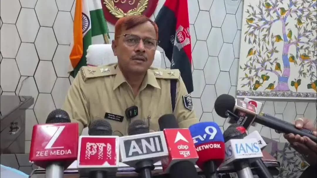 जमुई: मड़वा पहाड़ी स्थित छात्रा के साथ छेड़खानी के मुख्य अभियुक्त नंदन और हरेराम को फोन कर बुलाने वाले 2 युवकों को किया गिरफ्तार