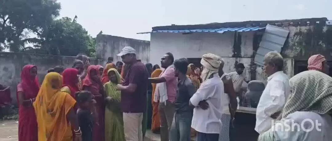 बासोपट्टी: डामु पंचायत भवन पर पीएम आवास योजना की सूची में भारी हेराफेरी को लेकर ग्रामीणों ने किया जबरदस्त हंगामा, पुलिस पहुंची।