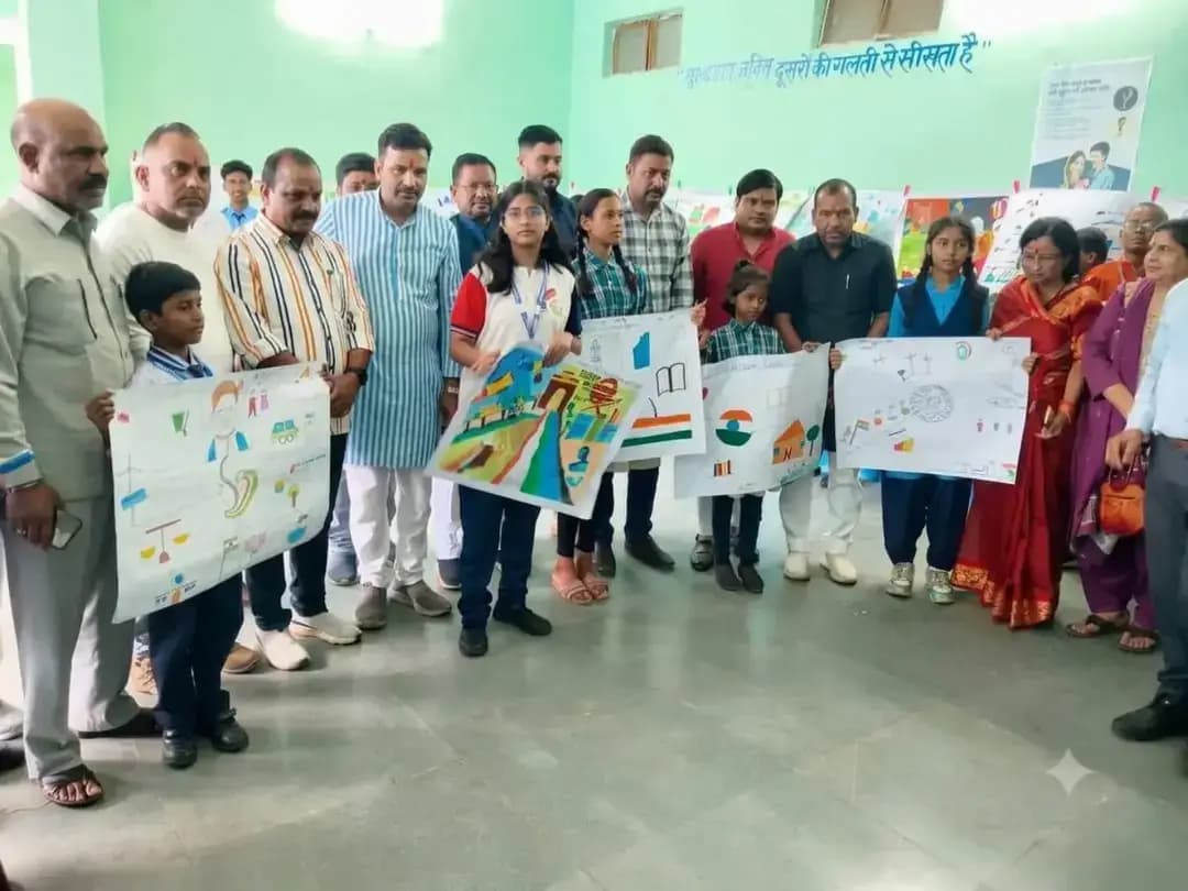 सेवा संकल्प अभियान के अंतर्गत ‘मेरे सपनों का भारत’ एवं ‘विकसित भारत’ विषय पर जिला स्तरीय चित्रकला एवं भाषण प्रतियोगिता का आयोजन शनिवार को शासकीय माडल उच्चतर माध्यमिक विद्यालय, अनूपपुर में किया गया। जिले के विभिन्न विद्यालयों से आए विद्यार्थियों ने उत्साहपूर्वक सहभागिता करते हुए अपने विचारों, कल्पनाओं एवं रचनात्मक प्रतिभा के माध्यम से विकसित भारत की परिकल्पना को प्रस्तुत किया।
कार्यक्रम का शुभारंभ अतिथियों द्वारा मां सरस्वती की प्रतिमा पर माल्यार्पण एवं दीप प्रज्वलन के साथ किया गया। इसके पश्चात निर्धारित विषयों पर भाषण एवं चित्रकला प्रतियोगिता आयोजित हुई। भाषण प्रतियोगिता में विद्यार्थियों ने अपने विचारों एवं अभिव्यक्ति कौशल के माध्यम से भारत के विकास, शिक्षा, राष्ट्र निर्माण तथा नागरिकों की भूमिका पर विचार प्रस्तुत किए। वहीं चित्रकला प्रतियोगिता में विद्यार्थियों ने रंगों एवं रचनात्मकता के माध्यम से अपने सपनों के भारत एवं विकसित भारत की कल्पना को चित्रों में उकेरा।
भाषण प्रतियोगिता के परिणाम
भाषण प्रतियोगिता के वरिष्ठ वर्ग में उत्कृष्ट विद्यालय अनूपपुर की बसुन्धरा पटेल ने प्रथम, हायर सेकेंडरी स्कूल पसला की रिया यादव ने द्वितीय तथा हायर सेकेंडरी स्कूल जमुना कालरी की सोनाली पटेल ने तृतीय स्थान प्राप्त किया। कनिष्ठ वर्ग में अनूपपुर पब्लिक स्कूल के आयुष बैगा ने प्रथम, मेगा माइंड अनूपपुर की अन्वी तिवारी ने द्वितीय तथा मेगा माइंड अनूपपुर के विख्यात गुप्ता ने तृतीय स्थान प्राप्त किया।
चित्रकला प्रतियोगिता के परिणाम
चित्रकला प्रतियोगिता के वरिष्ठ वर्ग में संदीपनी विद्यालय बदरा की सुहानी चौधरी ने प्रथम, पैरामाउंट स्कूल जैतहरी की लक्ष्मी ताम्रकार ने द्वितीय तथा शासकीय माडल विद्यालय अनूपपुर के आकाश सिंह ने तृतीय स्थान प्राप्त किया। कनिष्ठ वर्ग में मेगा माइंड अनूपपुर की सिहाइना सिन्हा ने प्रथम, अनूपपुर पब्लिक स्कूल के आयुष बैगा ने द्वितीय तथा शासकीय संदीपनी विद्यालय कुहका की अनुष्का केवट ने तृतीय स्थान प्राप्त किया।
#सेवा_संकल्प_अभियान #SevaSankalpAbhiyan #anuppur