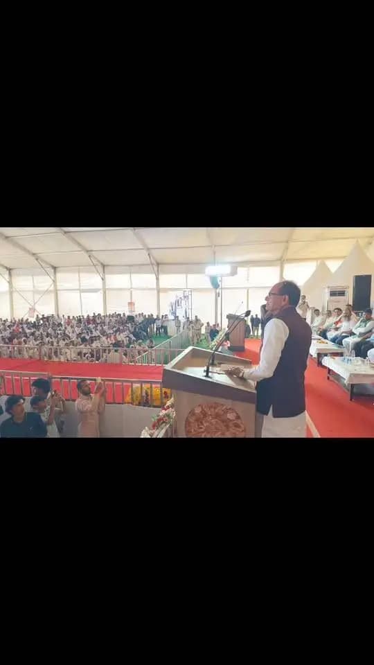 • इछावर विधानसभा क्षेत्र में 36 प्रधानमंत्री ग्राम सड़कों का भूमि पूजन, 41 बसाहटों की 19 हजार से अधिक आबादी को मिलेगा लाभ
• गांवों में सड़कों का जाल बिछाकर विकास को दी जा रही गति : केंद्रीय कृषि मंत्री श्री चौहान
• बेहतर सड़क संपर्क से बढ़ेंगी ग्रामीण क्षेत्रों में व्यापारिक और आर्थिक गतिविधियां : राजस्व मंत्री
• सड़के ग्रामीण अर्थव्यवस्था की रीढ़ है- मंत्री श्री पटेल
• भाऊखेड़ी में बनेगी कृषि विज्ञान प्रयोगशाला, फसलों के उन्नयन में मिलेगी वैज्ञानिक मदद
• केन्द्रीय कृषि मंत्री ने इछावर एवं भैरूंदा में विकास कार्यो का भूमिपूजन /लोकार्पण किया
इछावर विधानसभा क्षेत्र में ग्रामीण अधोसंरचना के विस्तार की दिशा में महत्वपूर्ण पहल करते हुए केंद्रीय कृषि एवं ग्रामीण विकास मंत्री श्री शिवराज सिंह चौहान, राजस्व मंत्री श्री करण सिंह वर्मा तथा पंचायत एवं ग्रामीण विकास एवं श्रम मंत्री श्री प्रहलाद सिंह पटेल ने 36 प्रधानमंत्री ग्राम सड़कों का भूमि पूजन किया। इन सड़कों के निर्माण से क्षेत्र के 41 गांवों की 19 हजार से अधिक आबादी को बेहतर आवागमन की सुविधा मिलेगी। सड़क संपर्क मजबूत होने से ग्रामीणों की आवाजाही सुगम होगी तथा व्यापार-व्यवसाय एवं स्थानीय आर्थिक गतिविधियों को भी बढ़ावा मिलेगा।
केंद्रीय कृषि एवं ग्रामीण विकास मंत्री श्री शिवराज सिंह चौहान ने इछावर और भैरूंदा क्षेत्र में विभिन्न विकास कार्यों का भूमिपूजन एवं लोकार्पण किया। इछावर विकासखंड के ग्राम बोरदी में आयोजित कार्यक्रम में उन्होंने प्रधानमंत्री ग्राम सड़क योजना के तहत स्वीकृत 36 सड़कों के निर्माण कार्य का भूमिपूजन किया। इन सड़कों से क्षेत्र के 36 गांवों की 41 बसाहटें मुख्य मार्गों से जुड़ेंगी। इससे ग्रामीण क्षेत्रों में आवागमन की सुविधा बढ़ने के साथ ही क्षेत्र की कनेक्टिविटी को भी मजबूती मिलेगी।
केंद्रीय मंत्री श्री चौहान ने अधिकारियों को निर्देश दिए कि प्रधानमंत्री ग्राम सड़क योजना के तहत स्वीकृत सभी सड़कों का निर्माण एक वर्ष में पूरा किया जाए। उन्होंने कहा कि सड़क निर्माण में गुणवत्ता और समय सीमा से किसी प्रकार का समझौता नहीं होना चाहिए। उन्होंने कहा कि क्षेत्र के विकास के लिए बेहतर सड़क कनेक्टिविटी आवश्यक है। शेष पात्र सड़कों को भी योजना में शामिल कराने के प्रयास किए जाएं, ताकि कोई भी गांव बेहतर आवागमन की सुविधा से वंचित न रहे।
इछावर में खुलेगा कृषि विज्ञान केंद्र
केंद्रीय कृषि मंत्री ने इछावर क्षेत्र के किसानों को बड़ी सौगात देते हुए कृषि विज्ञान केंद्र की स्थापना की घोषणा की। उन्होंने बताया कि इसके लिए भाऊखेड़ी के पास 50 एकड़ भूमि उपलब्ध कराई गई है। कृषि विज्ञान केंद्र में फल, फूल, सब्जी और अनाज सहित विभिन्न फसलों पर वैज्ञानिक प्रयोग एवं अनुसंधान किया जाएगा तथा किसानों को आधुनिक कृषि तकनीकों से जोड़ा जाएगा। उन्होंने कहा कि वैज्ञानिक तकनीकों के माध्यम से उत्पादन बढ़ाने और किसानों की आय में वृद्धि के प्रयास किए जाएंगे।
जनता की सेवा ही मेरी जिम्मेदारी
भैरूंदा में आयोजित कार्यक्रम में श्री चौहान ने कहा कि वे स्वयं को मंत्री नहीं, बल्कि जनता का सेवक मानते हैं। उन्होंने कहा कि जनता की समस्याओं को सुनना और उनका समाधान करना उनकी जिम्मेदारी है। उन्होंने कहा कि क्षेत्र के लोगों की समस्याओं का प्राथमिकता के आधार पर निराकरण कराने के लिए निरंतर प्रयास किए जा रहे हैं। इसके बाद उन्होंने भैरूंदा स्थित मामा कोचिंग पहुंचकर विद्यार्थियों से संवाद किया और उनकी पढ़ाई तथा भविष्य की तैयारियों के संबंध में चर्चा की। उन्होंने भैरूंदा में सांदीपनि स्कूल का लोकार्पण भी किया।
नशामुक्ति और महिला सम्मान का दिया संदेश
केंद्रीय मंत्री ने ग्रामीणों से गांवों को नशा मुक्त बनाने के लिए सामूहिक प्रयास करने का आह्वान किया। उन्होंने कहा कि नशे से परिवार और समाज दोनों प्रभावित होते हैं। उन्होंने अवैध शराब के कारोबार से जुड़े लोगों से यह काम छोड़कर वैकल्पिक रोजगार अपनाने की अपील की और ऐसे लोगों को अन्य रोजगार से जोड़ने के प्रयास की बात कही। महिला सम्मान पर उन्होंने कहा कि बहन-बेटियों के साथ अपराध करने वालों के विरुद्ध कठोरतम कार्रवाई होनी चाहिए और समाज को भी ऐसे अपराधों के खिलाफ संवेदनशील एवं सजग रहना होगा।
इस वर्ष प्रदेश में बनेंगे 8 लाख पक्के मकान
श्री चौहान ने कहा कि मध्यप्रदेश में प्रधानमंत्री आवास योजना के तहत इस वर्ष गरीब परिवारों के लिए 8 लाख पक्के मकान बनाए जाएंगे। उन्होंने अधिकारियों से कहा कि कोई भी पात्र परिवार आवास योजना के लाभ से वंचित न रहे। यदि किसी पात्र हितग्राही का नाम सूची में छूट गया है तो उसे नियमानुसार शामिल कराने की कार्रवाई की जाए। उन्होंने कहा कि गरीब परिवारों को पक्का आवास उपलब्ध कराना सरकार की प्राथमिकता है।
आवागमन सुगम होगी तथा स्थानीय व्यापार-व्यवसाय को भी बढ़ावा मिलेगा- मंत्री श्री वर्मा
राजस्व मंत्री श्री करण सिंह वर्मा ने कहा कि इछावर विधानसभा क्षेत्र में 36 प्रधानमंत्री ग्राम सड़कों का आज भूमि पूजन हो रहा है। इन सड़कों के निर्माण से क्षेत्र के 41 गांवों की 19 हजार से अधिक आबादी को बेहतर आवागमन की सुविधा मिलेगी। सड़क संपर्क मजबूत होने से ग्रामीणों की आवाजाही सुगम होगी तथा स्थानीय व्यापार-व्यवसाय को भी बढ़ावा मिलेगा।
राजस्व मंत्री श्री वर्मा ने कहा कि मुख्यमंत्री डॉ. मोहन यादव तथा केंद्रीय कृषि एवं ग्रामीण विकास मंत्री श्री शिवराज सिंह चौहान के नेतृत्व में प्रदेश के साथ-साथ सीहोर जिले में भी तेजी से विकास कार्य किए जा रहे हैं। ग्रामीण क्षेत्रों में सड़क, अधोसंरचना और अन्य मूलभूत सुविधाओं के विस्तार से विकास की गति को और मजबूती मिल रही है।
उन्होंने केंद्र एवं राज्य सरकार द्वारा संचालित विभिन्न जनकल्याणकारी योजनाओं का उल्लेख करते हुए कहा कि सरकार का प्रयास है कि समाज के प्रत्येक वर्ग तक योजनाओं का लाभ पहुंचे। आज बड़ी संख्या में पात्र हितग्राही विभिन्न योजनाओं से लाभान्वित हो रहे हैं। उन्होंने कहा कि विकास कार्यों और जनकल्याणकारी योजनाओं के माध्यम से आमजन के जीवन को सुगम बनाने का निरंतर प्रयास किया जा रहा है।
सड़के आर्थिक विकास की रीड है- मंत्री श्री पटेल
पंचायत एवं ग्रामीण विकास तथा श्रम मंत्री श्री प्रहलाद सिंह पटेल ने कहा कि सड़कें अर्थव्यवस्था की रीढ़ हैं। किसी भी व्यक्ति को कहीं जाना हो तो उसे सड़क के माध्यम से ही आवागमन करना पड़ता है। प्रदेश में बीते कुछ वर्षों में गांव-गांव तक सड़कों का व्यापक नेटवर्क विकसित किया गया है। उन्होंने कहा कि सरकार का प्रयास है कि प्रदेश का कोई भी गांव सड़क से अछूता न रहे और सभी गांवों को बेहतर आवागमन की सुविधा से जोड़ा जाए।
मंत्री श्री पटेल ने कहा कि गांवों में स्वच्छता बनाए रखना केवल सरकार की जिम्मेदारी नहीं है, बल्कि यह पूरे समुदाय और प्रत्येक ग्रामवासी की सामूहिक जिम्मेदारी है। स्वच्छ और स्वस्थ गांव के लिए जन भागीदारी आवश्यक है। उन्होंने ग्रामीणों से स्वच्छता को अपनी दिनचर्या का हिस्सा बनाने तथा गांव को स्वच्छ बनाए रखने में सक्रिय सहभागिता निभाने का आह्वान किया।
पंचायत एवं ग्रामीण विकास तथा श्रम मंत्री श्री प्रहलाद सिंह पटेल ने कहा कि सड़कें अर्थव्यवस्था की रीढ़ हैं। किसी भी व्यक्ति को कहीं जाना हो तो उसे सड़क के माध्यम से ही आवागमन करना पड़ता है। प्रदेश में बीते कुछ वर्षों में गांव-गांव तक सड़कों का व्यापक नेटवर्क विकसित किया गया है। उन्होंने कहा कि सरकार का प्रयास है कि प्रदेश का कोई भी गांव सड़क से अछूता न रहे और सभी गांवों को बेहतर आवागमन की सुविधा से जोड़ा जाए।
मंत्री श्री पटेल ने कहा कि गांवों में स्वच्छता बनाए रखना केवल सरकार की जिम्मेदारी नहीं है, बल्कि यह पूरे समुदाय और प्रत्येक ग्रामवासी की सामूहिक जिम्मेदारी है। स्वच्छ और स्वस्थ गांव के लिए जन भागीदारी आवश्यक है। उन्होंने ग्रामीणों से स्वच्छता को अपनी दिनचर्या का हिस्सा बनाने तथा गांव को स्वच्छ बनाए रखने में सक्रिय सहभागिता निभाने का आह्वान किया।
यह गांव जुड़ेंगे सड़कों से
जामली नांदियाबाली, कोकरूपुरा और कालीधार, शिवपुरी मोहल्ला, मोगरीवाली बीड़, चिकलपानी, मगरा आदिवासी, पटेल मुहल्ला और धाटी मुहल्ला, वीरपूरा, कोठाकुर्सी, बावड़ियाखाल, पानीगांव, सुवाखेड़ा, टंटिया पठार, महुबल्ला, तालिडूब, इमली पठार कालीसिंहा, लसूड़िया गोंदी एफ.6 नयाखेड़ा, सपेरा मोहल्ला, टोपीवाला टप्पर, एससी मोहल्ला, खजुरिया गैंगी, दातारनगर, आर्या कालोनी, सेमरिया पठार, जूनापानी, सेवनिया पठार, खेरी बन्ना सुन्ना, खेड़ा कॉलोनी, राजपुरा, रत्नाखेड़ी, बाबूजी बस्ती, डाक पुलिया, महुआबालापुरा, नई बस्ती, भरतपुर कॉलोनी सहित 41 गांव सड़कों से जुड़ेंगे।
यह थे उपस्थित
कार्यक्रम में विधायक श्री सुदेश राय, विधायक श्री गोपाल सिंह इंजीनियर, जिला भाजपा अध्यक्ष श्री नरेश मेवाडा, जिला पंचायत अध्यक्ष श्रीमती रचना सुरेंद्र मेवाड़ा, इछावर जनपद अध्यक्ष श्रीमती रेखा जगदीश पटेल, सीहोर जनपद अध्यक्ष श्रीमती नावड़ीबाई सूरसिंह बारेला, इछावर नगर पालिका अध्यक्ष श्री देवेंद्र वर्मा, सीहोर नगर पालिका अध्यक्ष श्री प्रिंस राठौर, इछावर जनपद उपाध्यक्ष नीलू शंकर जयसवाल, श्री पंकज गुप्ता, श्री विष्णु वर्मा, एसपी श्रीमती सोनाक्षी सक्सेना, जिला पंचायत सीईओ श्रीमती सर्जना यादव, एसडीएम श्रीमती स्वाति मिश्रा, जनपद सीईओ श्रीमती रूशाली पोरस उपस्थित थे।