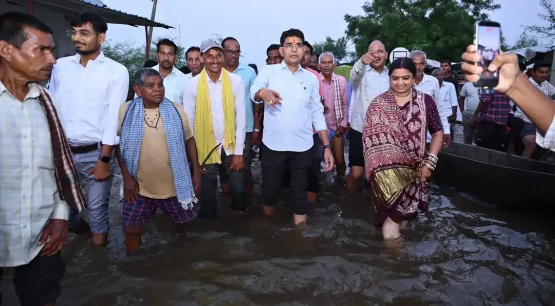 बाढ़ प्रभावितों के बीच पहुंचे राजस्व मंत्री श्री टंक राम वर्मा, हरसंभव मदद का भरोसा
राजस्व मंत्री श्री टंक राम वर्मा ने लखना, बेमता और बलौदीखुर्द गांवों का दौरा कर बाढ़ प्रभावित परिवारों से मुलाकात की और नुकसान का मौके पर जायजा लिया। उन्होंने ग्रामीणों को भरोसा दिलाया कि कठिन समय में शासन-प्रशासन उनके साथ खड़ा है।
मंत्री ने अधिकारियों को प्रभावित क्षेत्रों में राहत सामग्री, शुद्ध पेयजल और चिकित्सा सुविधाएं निर्बाध उपलब्ध कराने के निर्देश दिए। फसल, मकान और पशु हानि का त्वरित एवं पारदर्शी सर्वे कर नियमानुसार राहत राशि और मुआवजा जल्द उपलब्ध कराने के निर्देश भी दिए। संक्रामक बीमारियों की रोकथाम के लिए विशेष स्वास्थ्य शिविर और कीटनाशक छिड़काव कराने के निर्देश दिए गए हैं।
मुख्यमंत्री श्री विष्णु देव साय के नेतृत्व में सुशासन सरकार बाढ़ प्रभावित परिवारों की सुरक्षा, राहत और पुनर्वास के लिए हरसंभव सहायता सुनिश्चित करने में जुटी है।
#SushasanSarkar #सुशासन_सरकार
#FloodRelief #DisasterManagement #Balodabazar