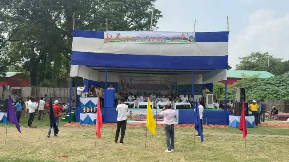 आज कोशी रेलवे फुटबॉल स्टेडियम, न्यू कॉलोनी, कटिहार में खेल विभाग, बिहार राज्य खेल प्राधिकरण, पटना एवं जिला प्रशासन के संयुक्त तत्त्वाधान में जिला स्तरीय विद्यालय बालक/बालिका अंडर-14/17/19 खेल प्रतियोगिता, 2026 का शुभारंभ अपर समाहर्त्ता, कटिहार द्वारा किया गया।
Information & Public Relations Department, Government of Bihar Samrat Choudhary CMO Bihar ICDS Directorate Bihar Katihar Police Department of Agriculture, Government of Bihar JEEVIKA Bihar Home Department, Govt. of Bihar