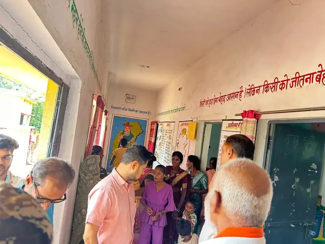 बाढ़ प्रभावितों के बीच पहुंचा प्रशासन
संभाग आयुक्त श्री एस. एन. राठौर एवं कलेक्टर श्री अभिजीत सिंह ने भरदा स्थित राहत शिविर का निरीक्षण कर बाढ़ प्रभावित नागरिकों से मुलाकात की और उनकी समस्याओं एवं आवश्यकताओं की जानकारी ली।
इस दौरान राहत शिविर में भोजन, पेयजल, स्वास्थ्य एवं अन्य आवश्यक व्यवस्थाओं का जायजा लेते हुए अधिकारियों को प्रभावित परिवारों को हरसंभव सहायता एवं आवश्यक सुविधाएं सुनिश्चित करने के निर्देश दिए।
प्रशासन की प्राथमिकता — संकट की घड़ी में प्रभावित परिवारों तक त्वरित राहत और आवश्यक सुविधाएं पहुंचाना।
#बाढ़_राहत #राहत_शिविर #दुर्ग #जिला_प्रशासन_दुर्ग #आपदा_प्रबंधन