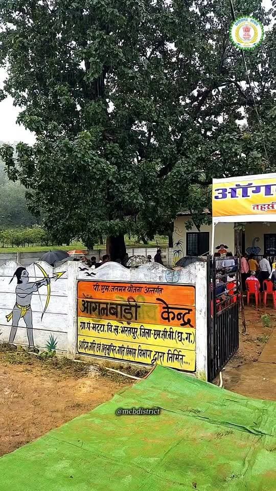 सेवा संकल्प अभियान 2026 के अंतर्गत “आंगन मिलन उत्सव” के तहत जिले के भरतपुर विकासखंड अंतर्गत ग्राम पंचायत मट्टा के आंगनबाड़ी केंद्र में आंगनबाड़ी कार्यकर्ताओं एवं आशा दीदियों का सम्मान किया गया। इस अवसर पर “पोषण पर होगा हल्का-फुल्का संवाद” के माध्यम से बच्चों के पोषण, स्वास्थ्य एवं देखभाल से जुड़े विषयों पर संवाद किया गया।
इसी क्रम में नन्हे-मुन्ने बच्चों के साथ आत्मीयता, स्नेह और अपनत्व से भरा न्योता भोज आयोजित किया गया। जनप्रतिनिधियों एवं उपस्थित अतिथियों ने आंगनबाड़ी केंद्र के बच्चों के साथ बैठकर भोजन किया और उनके साथ आत्मीय समय बिताया।
कार्यक्रम में मुख्य अतिथि जिला पंचायत अध्यक्ष श्रीमती यशवंती सिंह तथा विशिष्ट अतिथि जनपद पंचायत अध्यक्ष भरतपुर मायाप्रताप सिंह सहित प्रदीप कुमार मंडल अध्यक्ष, हीरालाल यादव महामंत्री, सरपंच धरमपाल बैगा, रामाश्रय पाण्डेय महामंत्री, कलेक्टर सुश्री संतन देवी जांगड़े, अपर कलेक्टर अनिल कुमार सिदार, एसडीएम भरतपुर शशि शेखर मिश्रा, डिप्टी कलेक्टर स्वप्निल वर्मा एवं नेहा खलखो उपस्थित रहे।
#सेवा_संकल्प_अभियान #AanganMilanSeva #SevaSankalpAbhiyan #SevaSankalp