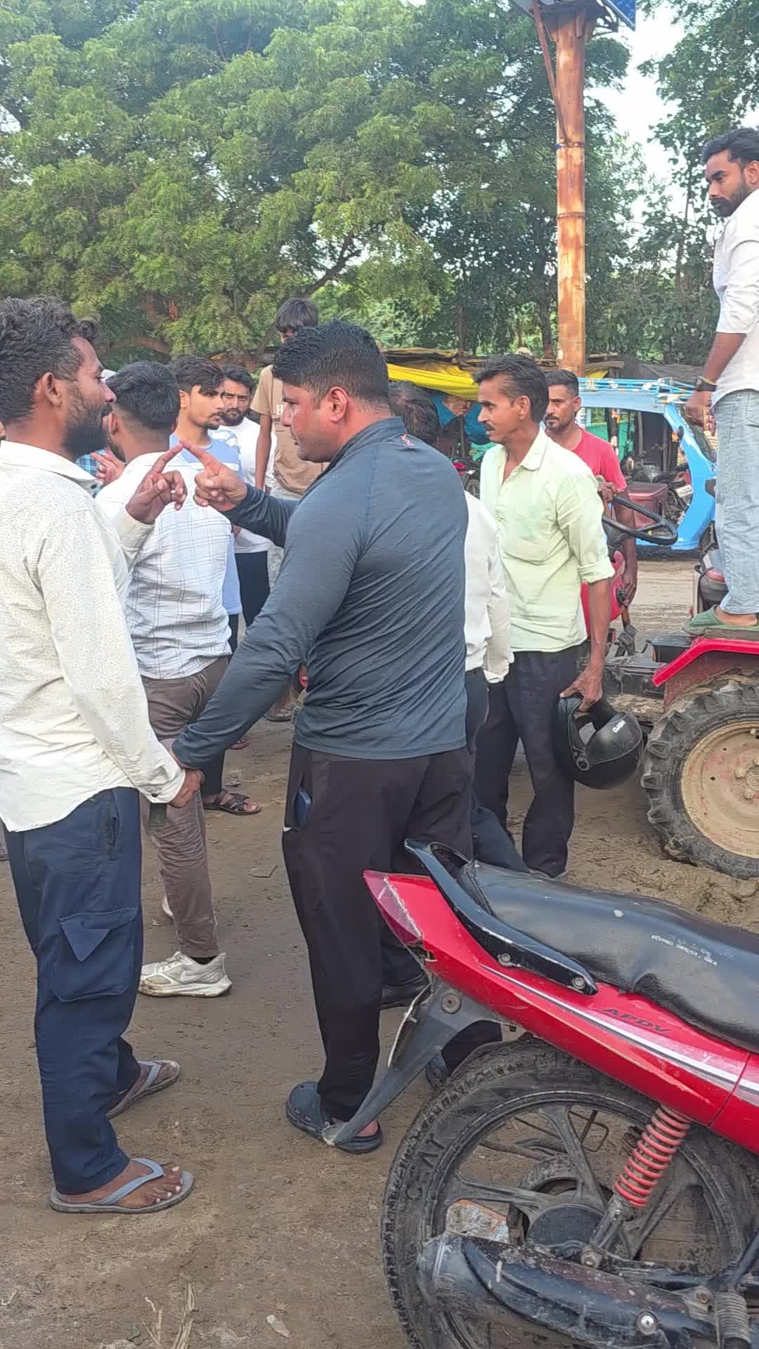 खैर गोंडा रोड पर दो गुटों में हुई मारपीट