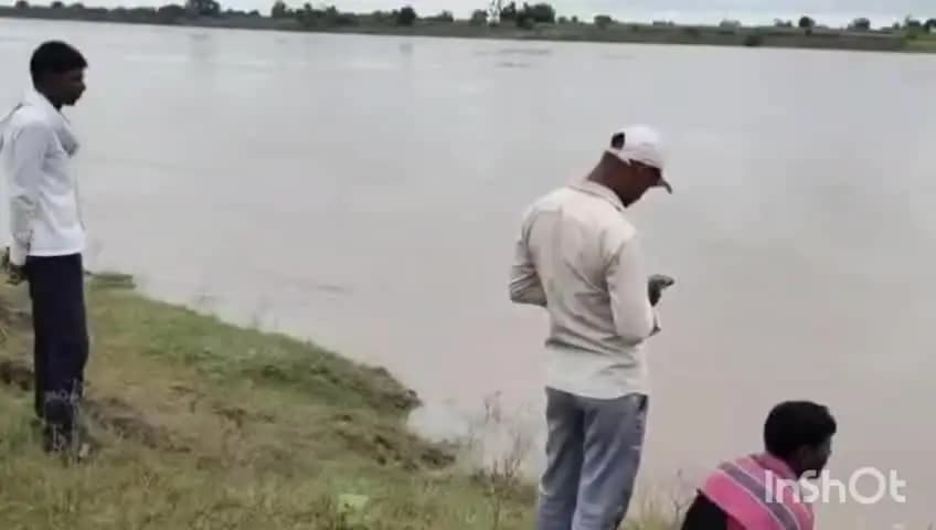पैलानी: बाढ़ के तेज बहाव में नाव समेत बहा युवक, स्थानीय गोताखोरों, PAC और SDRF टीम ने किया रेस्क्यू, युवक को सुरक्षित बचाया