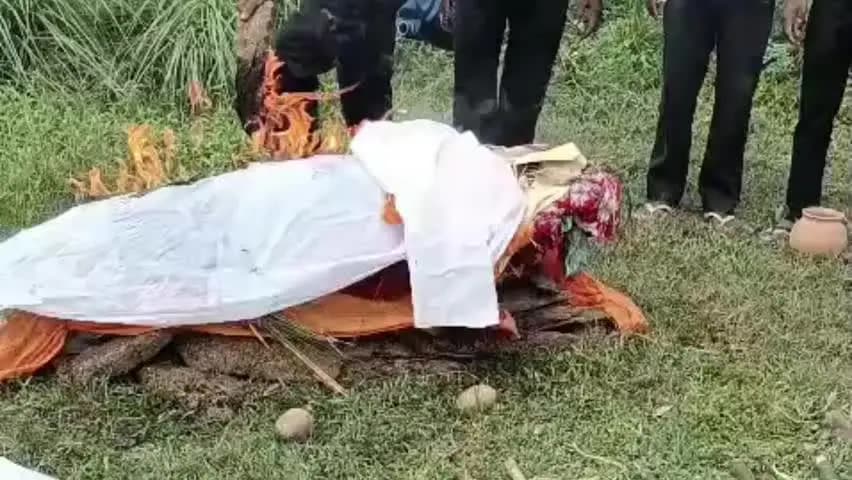 प्रतापगढ़: यूपी के जेठवारा इलाके में जिंदा बेटी की शव यात्रा निकाली गई, चिता पर फोटो रखकर फूंका पुतला, वीडियो हुआ वायरल