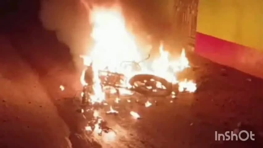मसलिया: मसलिया थाना क्षेत्र के हारोरायडीह कामार टोला में अज्ञात असामाजिक तत्वों ने घर के सामने खड़ी बाइक को आग लगाई
