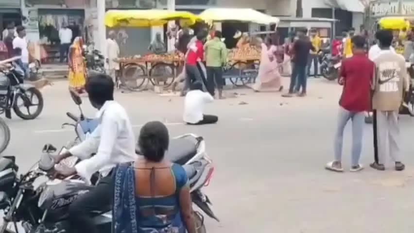 लालगंज: गंभीरपुर बाजार में ठेला लगाने को लेकर दो पक्षों के बीच मारपीट का वीडियो सोशल मीडिया पर वायरल, पुलिस जांच में जुटी