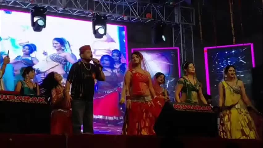 मऊरानीपुर: मऊरानीपुर में राई की थिरकन से गूंजा मेला परिसर, घुंघरुओं की खनक पर झूमे दर्शक, बुंदेलखंड की लोकसंस्कृति का रंग दिखा