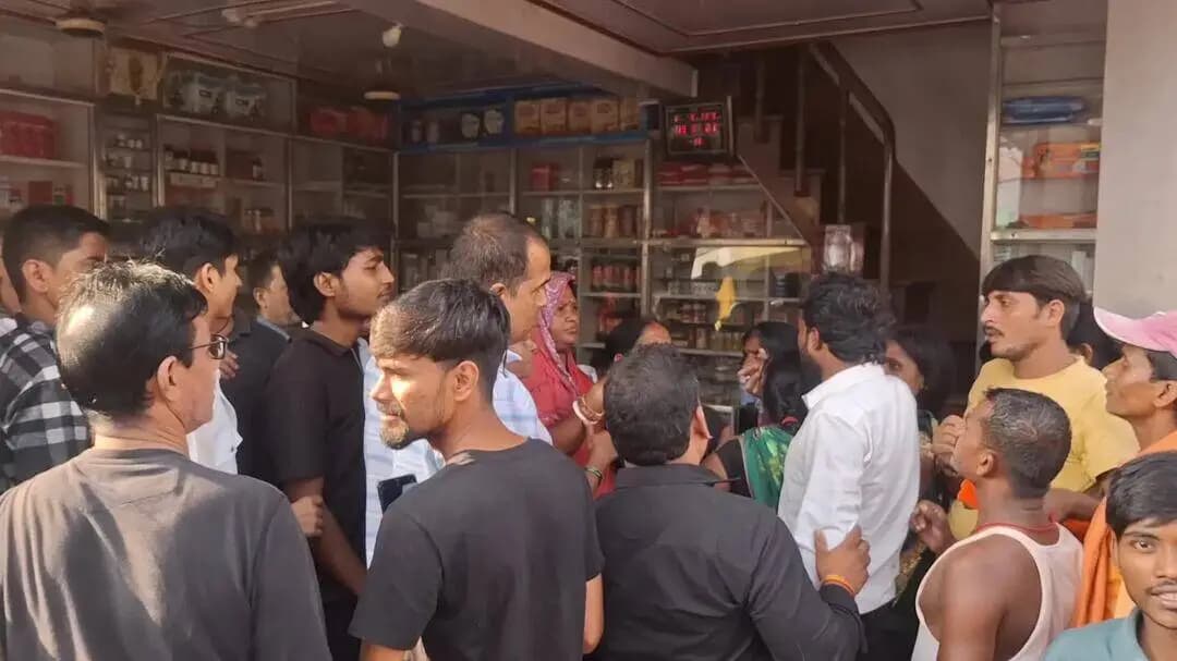 महनार: महनार के मदन चौक पर प्रेमी संग बाइक से जा रही युवती को बहनोई ने पकड़ा, जमकर हंगामा