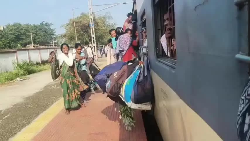 लोहरदगा: लोहरदगा-रांची मेमू ट्रेन में क्षमता से अधिक भीड़, सांस लेना भी मुश्किल; बीमार बच्चों और महिलाओं को हो रही परेशानी