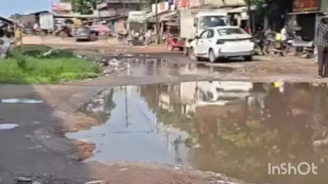 राघोपुर: राघोपुर के गनपतगंज में बैंक, डाकघर और मस्जिद मस्जिद ,थाना जाने वाली सड़क है बदहाल,एनएच-106 से बैंक ऑफ इंडिया, डाकघर और म