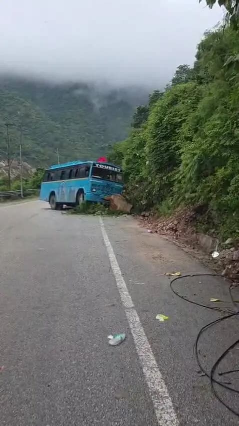रुद्रप्रयाग: बद्रीनाथ हाईवे पर विशाल बोल्डर गिरने से बस बुरी तरह क्षतिग्रस्त, यात्री बाल-बाल बचे